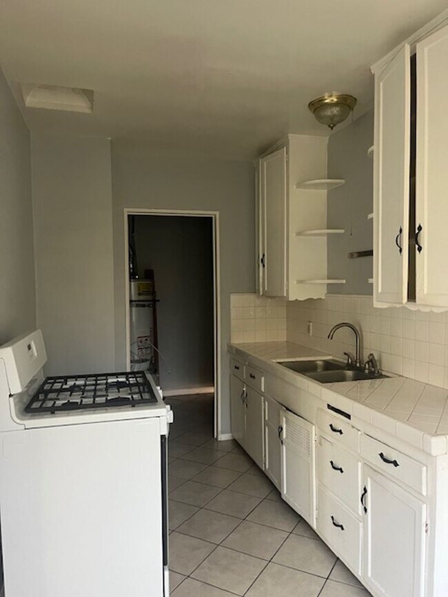 Building Photo - 6415 S Van Ness Ave