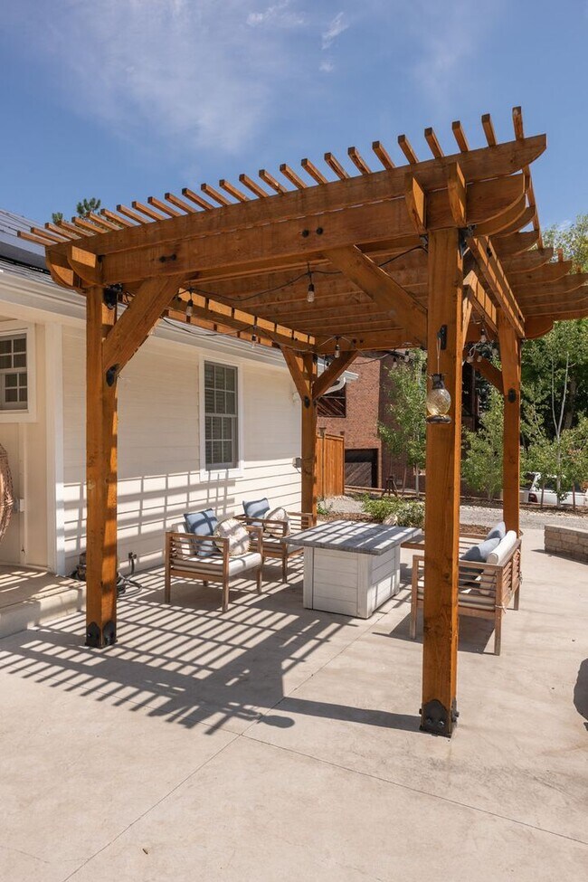 Building Photo - 5 Bedroom 2.5 Bath Retreat in Prime Arvada...