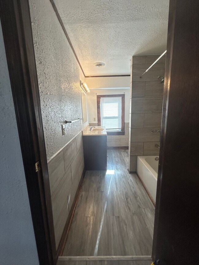 Building Photo - Updated 2 Bed 1 Bath House!!