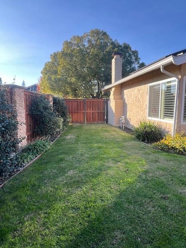 Building Photo - FAIR OAKS BEAUTY WITH POOL, SPA & SOLAR!!