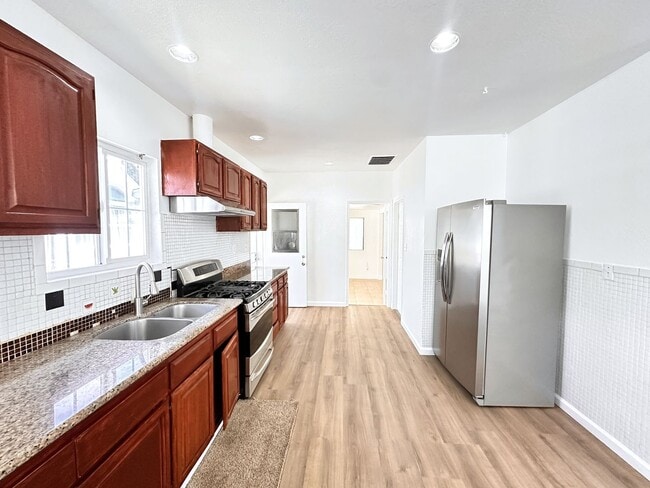 Building Photo - LARGE 4 BEDS 2 FULL BATHS HOUSE FOR RENT!
