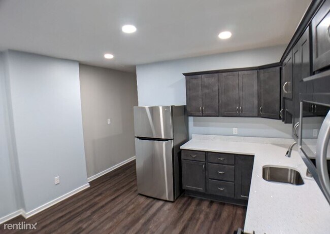 Building Photo - 2 br, 1 bath Townhome - 5329 Brown Way