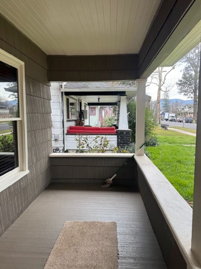 Building Photo - 4 Bedroom Home Beautifully Updated w/ Original Character