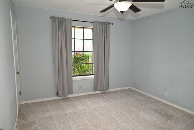 Building Photo - 907 Sugarbush Ln