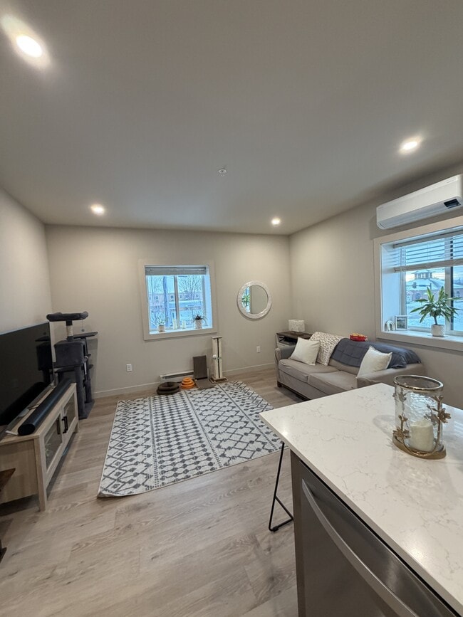 Building Photo - 4 Laurel Hill Dr