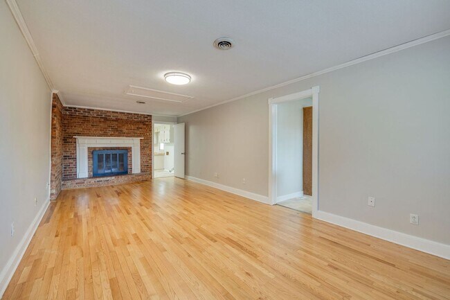 Building Photo - Beautifully updated 3 BR 1 BA home with ex...
