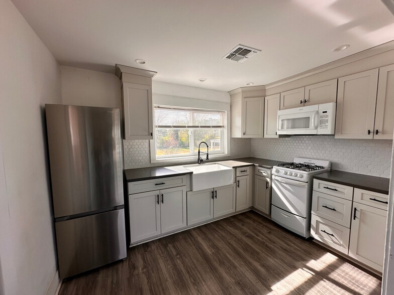 Building Photo - 117 W 2nd St