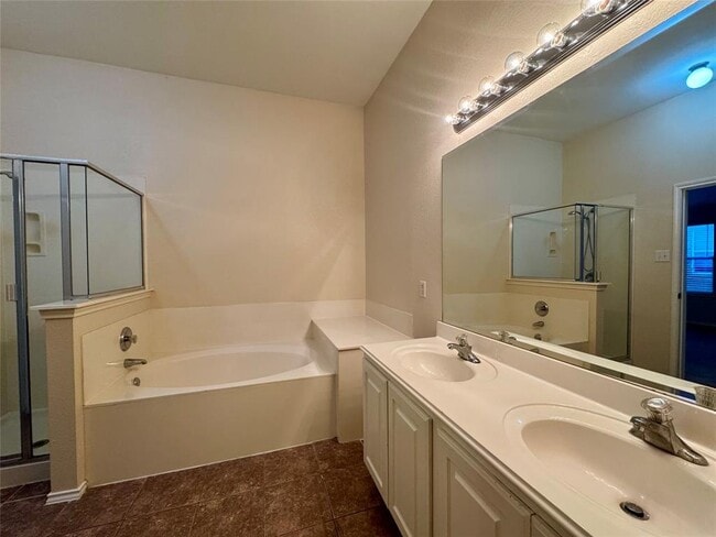 Building Photo - 227 Ashwood N