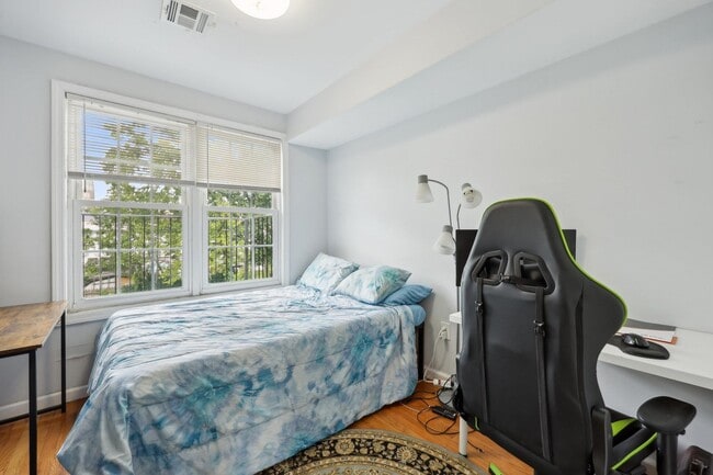 Building Photo - 240.5 South St