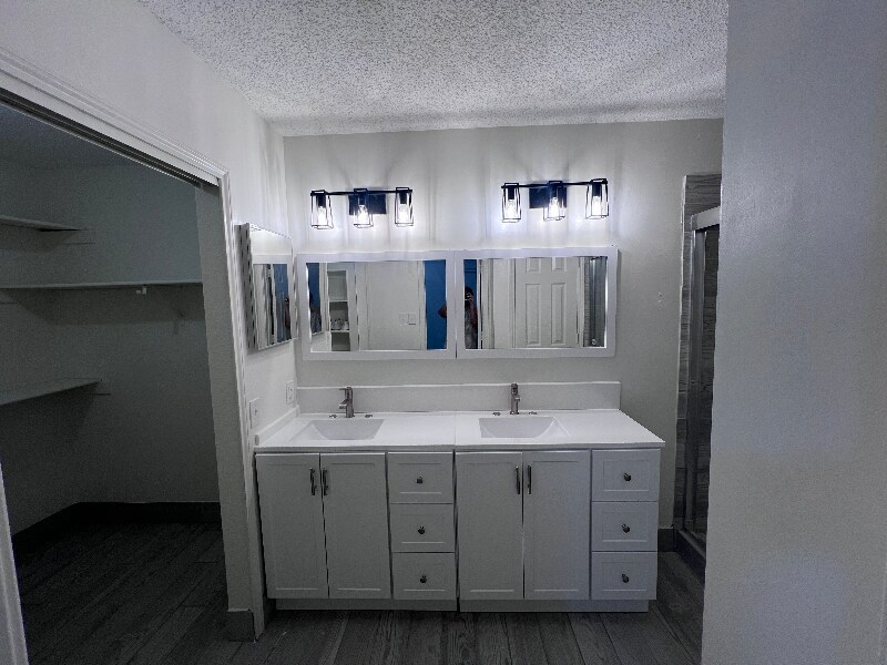 Building Photo - 2066 Vista Dr