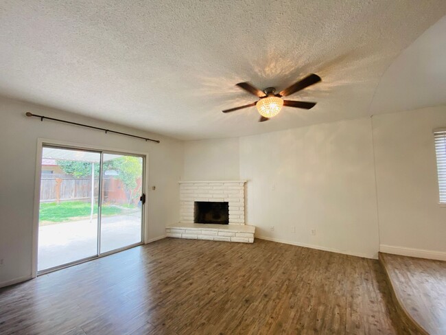 Building Photo - $2,100 Charming 3 Bedroom Home With 2 Livi...