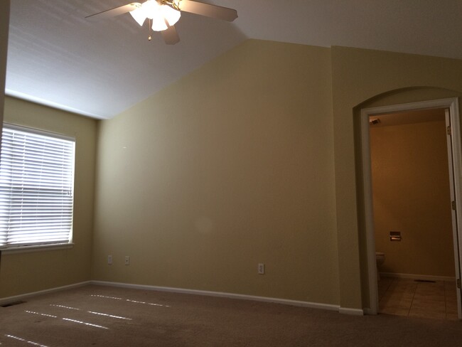Building Photo - Beautiful 2B Condo in Lafayette's Autumn R...