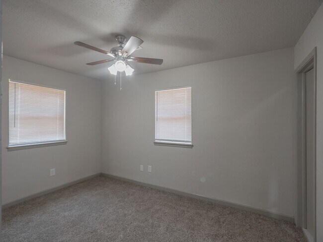 Building Photo - Charming 3 bedroom, 1.5 bath single-family home in a quiet northwest Oklahoma City neighborhood