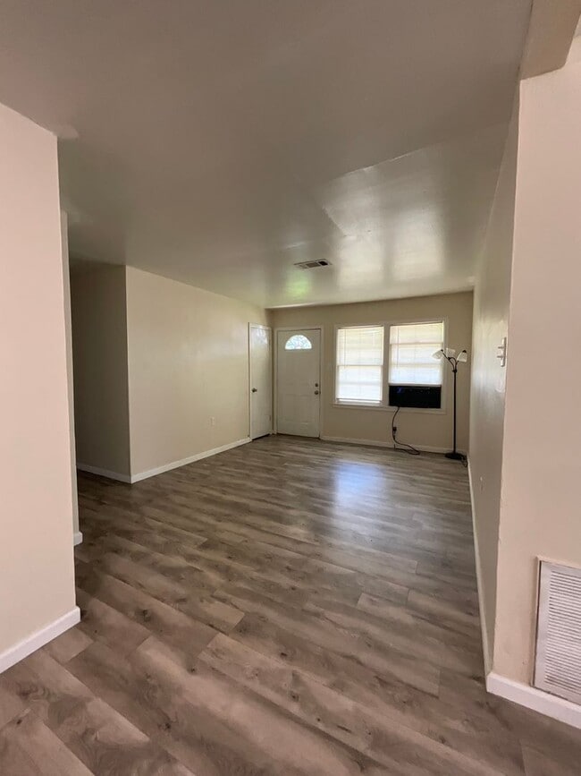 Building Photo - 1314 Oak Dr