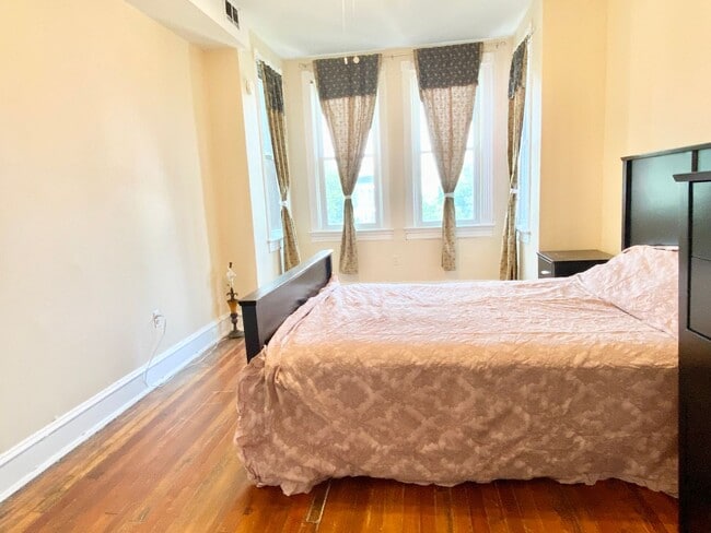 Building Photo - Spacious 2 Bed Plus Den - 1 Bath - Capitol...