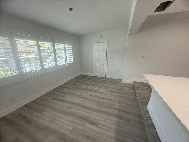 Building Photo - 1115 SW 12th Ct