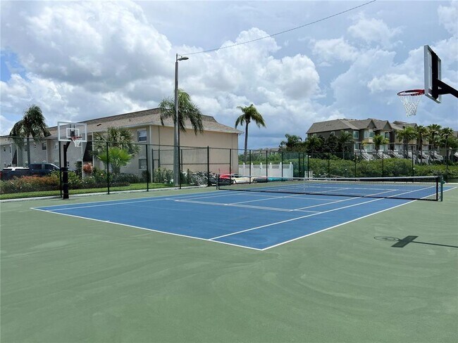 Building Photo - 8825 Bay Pointe Dr