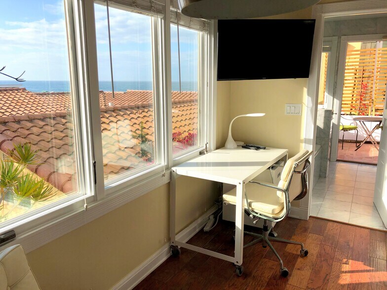 oceanview desk area - 5143 Shore Dr