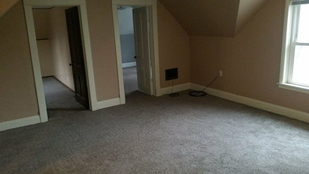 Building Photo - 211 10th Ave N