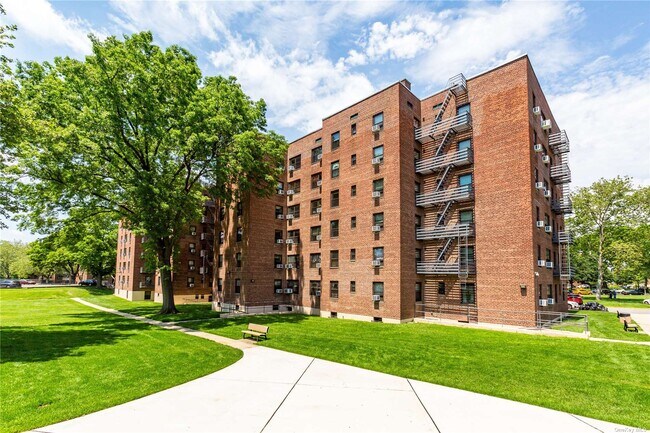 Building Photo - 211-6 75th Ave
