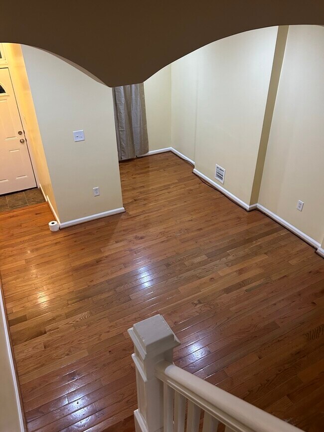 Building Photo - 2 Bedroom Plus Den 2.5 Bathrooms