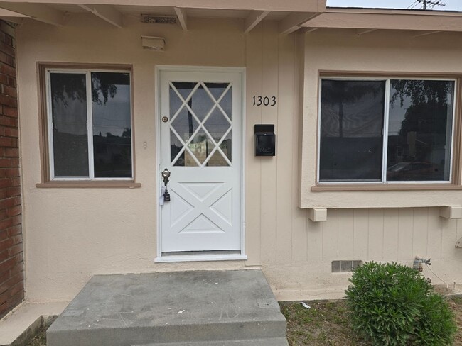 Building Photo - Single Family Home in Anaheim for Rent