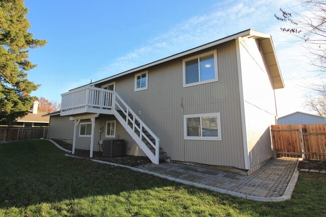 Building Photo - Updated West Kennewick 5 Bed/3 Bath House