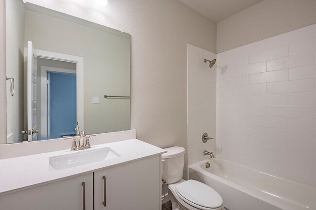 Building Photo - AVAILABLE NOW! GORGEOUS 4 BEDROOM DUPLEX L...