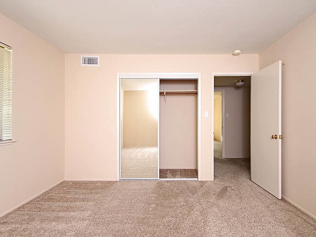 Building Photo - 532 Forest Ave