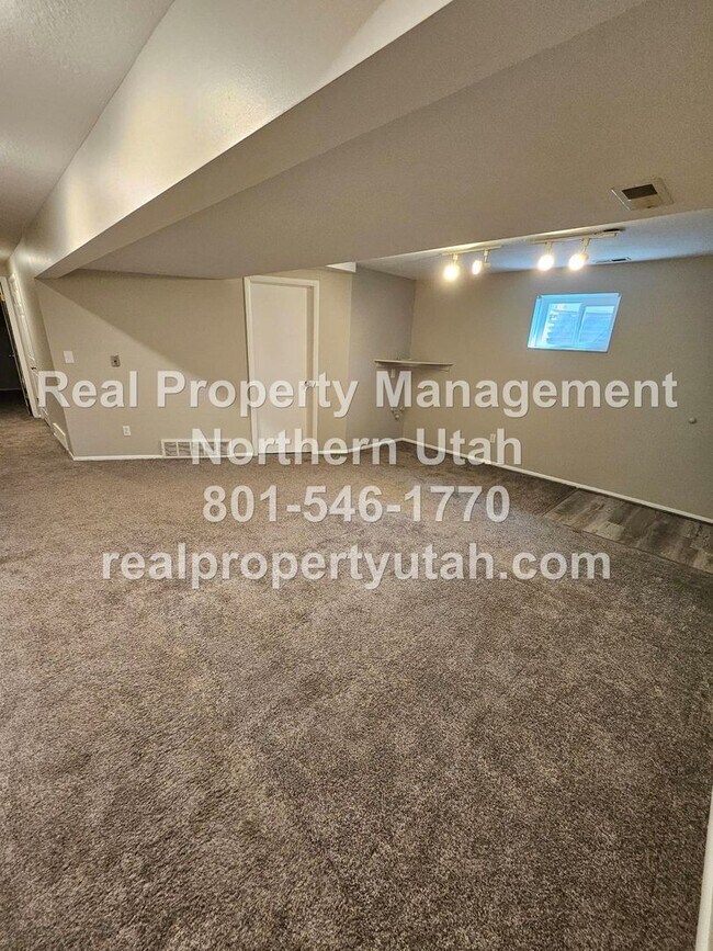 Building Photo - Lovely 5 Bedroom Home in Layton Available Now!