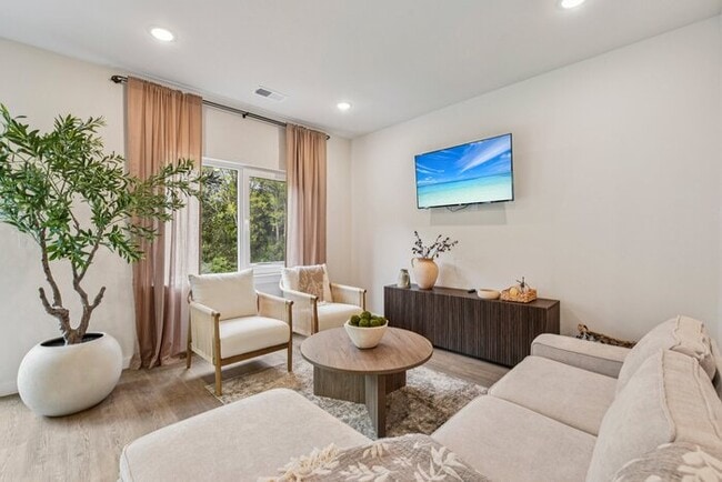 Building Photo - Brand-New Luxury Townhomes – 1st Month Fre...