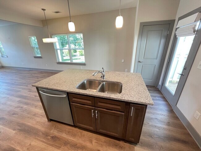 Building Photo - Bristol Creek 2 bedroom unit with fenced p...