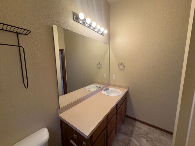 Building Photo - Charming Home in Stonepoint!