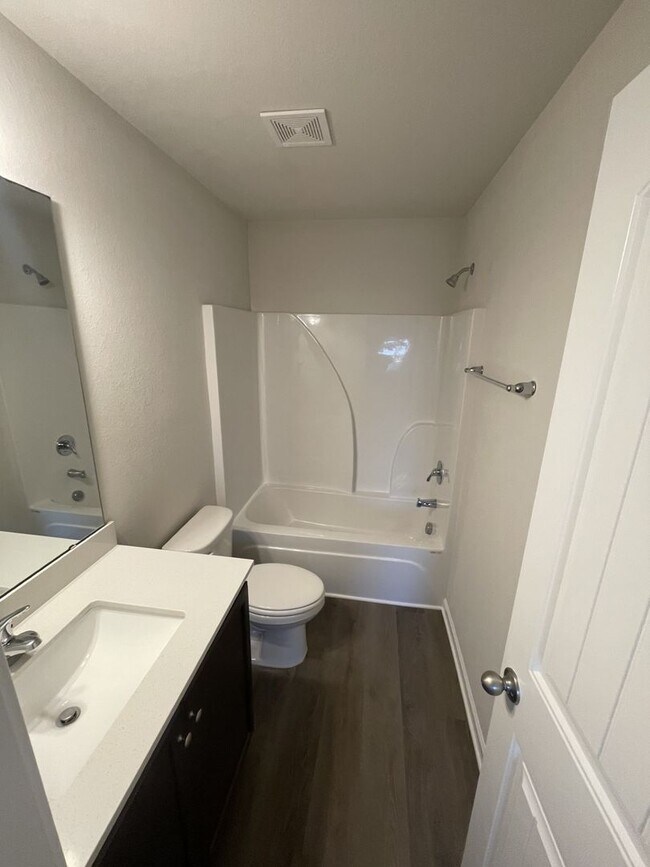Building Photo - 2 bd 2.5 ba townhome