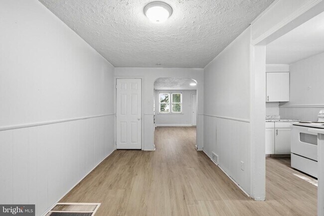 Building Photo - 243 W 22nd St