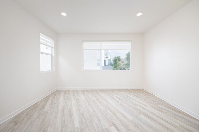 Building Photo - Beautifully Updated 3-Bedroom Detached hom...