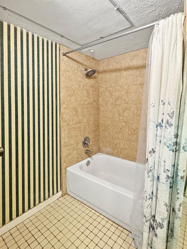 Building Photo - 2021 Spenwick Dr