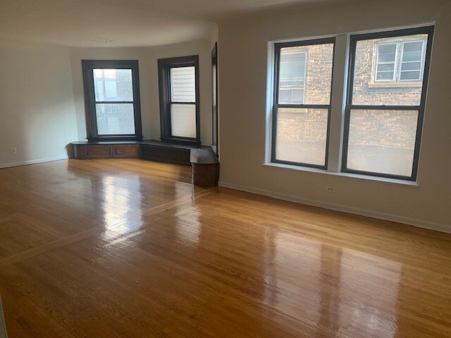 Building Photo - 3939 N Pine Grove Ave