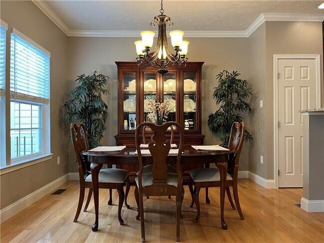 Building Photo - 266 Maple Ridge Dr