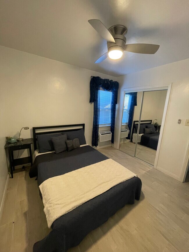 Building Photo - 4374 Overland Ave