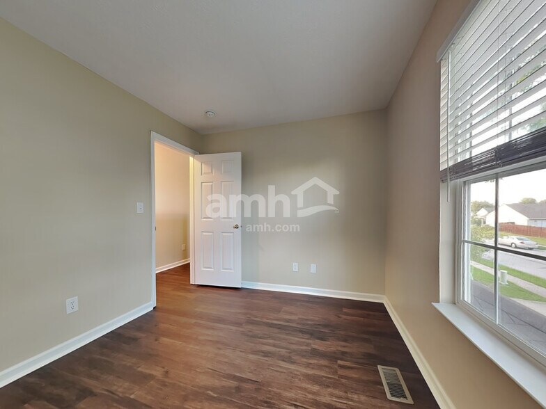 Building Photo - 10201 Stillwell Dr