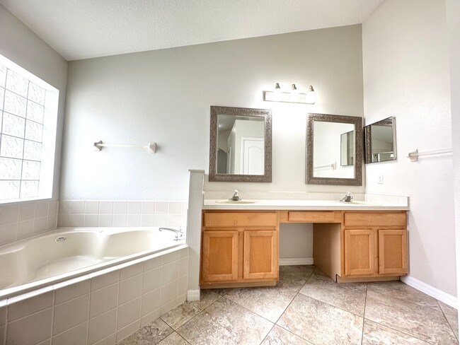 Building Photo - Beautifully Updated 4/3, Gated Community, ...