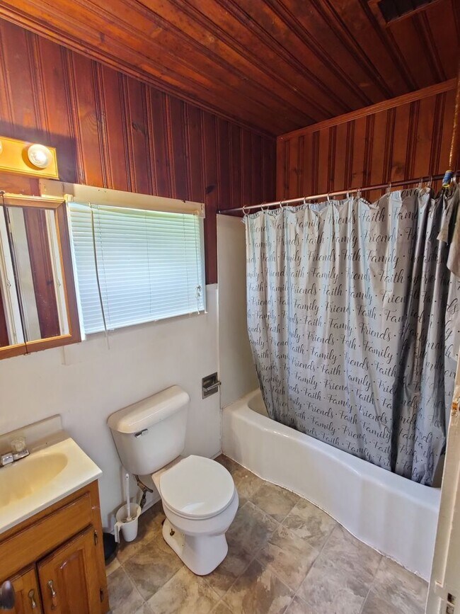 Building Photo - 402 E Walnut St