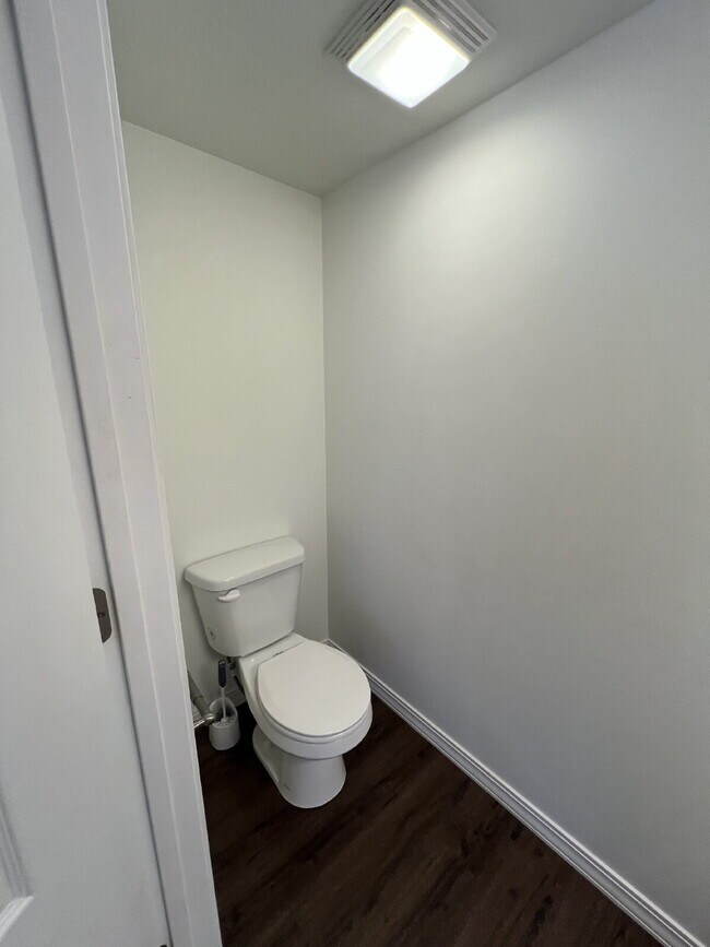 Building Photo - 3BR/2.5BA Townhouse Move-in Special**