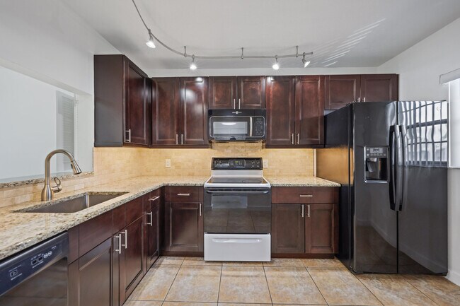 Building Photo - 2840 SW 22nd Ave