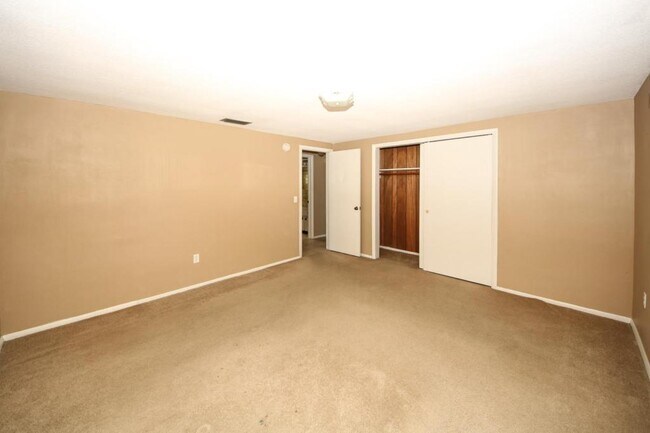 Building Photo - 10824 Queens Rd