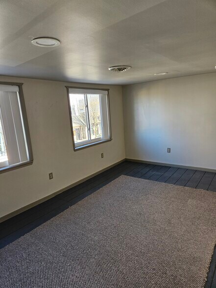 bedroom - 142 W Front St