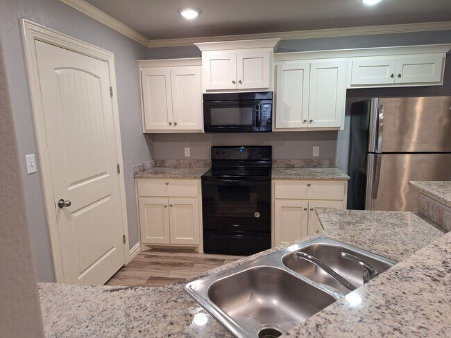 Building Photo - 3 bedroom Duplex