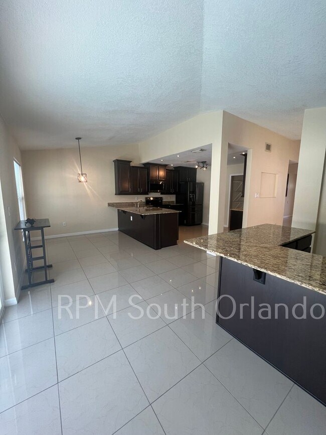 Building Photo - Beautiful 4 Bedroom 2.5 Bath Home with Hea...
