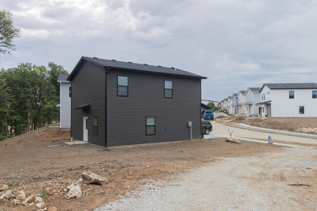 Building Photo - 2828 Emery Dr